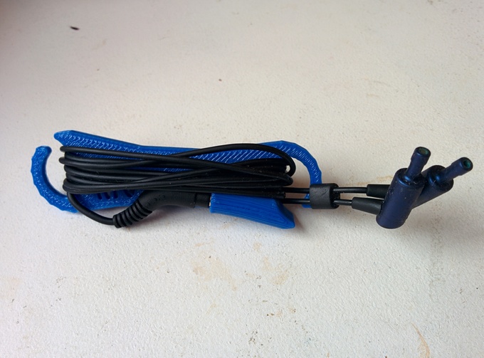 Earbud Untangler (in use)