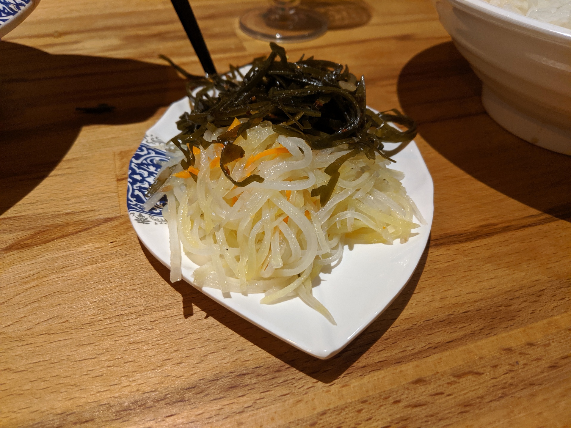 Thin shredded potatoes and seaweed